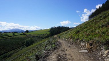 Bask Ülkesi 'nde Zumaia' dan Deba 'ya giden GR121 rotasında kırsal alan ve doğa