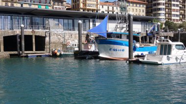 Donostia San Sebastian, Gipuzkoa, Bask ülkesi, İspanya, 25 Ağustos 2020: Donostia limanı ve renkli evlerinin manzarası