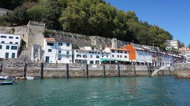 Donostia San Sebastian, Gipuzkoa, Bask ülkesi, İspanya, 25 Ağustos 2020: Donostia limanı ve renkli evlerinin manzarası