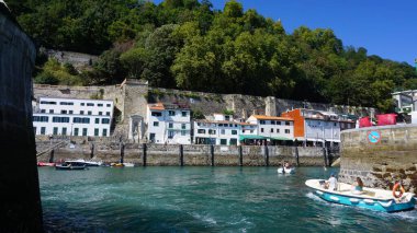 Donostia San Sebastian, Gipuzkoa, Bask ülkesi, İspanya, 25 Ağustos 2020: Donostia limanı ve renkli evlerinin manzarası