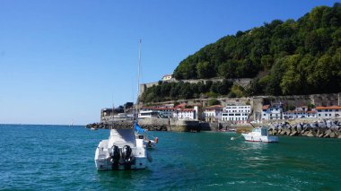 Donostia San Sebastian, Gipuzkoa, Bask ülkesi, İspanya, 25 Ağustos 2020: Donostia limanı ve renkli evlerinin manzarası