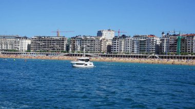 Donostia San Sebastian, Gipuzkoa, Bask Bölgesi, İspanya, 25 Ağustos 2020: Donostia San Sebastian Körfezi manzarası.