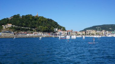 Donostia San Sebastian, Gipuzkoa, Bask Bölgesi, İspanya, 25 Ağustos 2020: Donostia San Sebastian Körfezi manzarası.