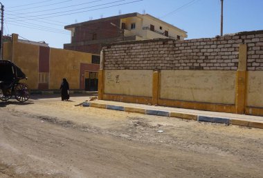 Edfu, Mısır, Afrika, Temmuz 23, 2022 Edfu şehrinin manzarası ve tanrı Horus 'un tapınağı.