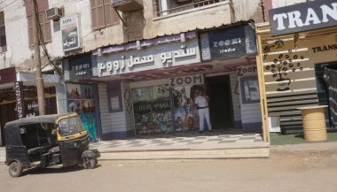 Edfu, Mısır, Afrika, Temmuz 23, 2022 Edfu şehrinin manzarası ve tanrı Horus 'un tapınağı.