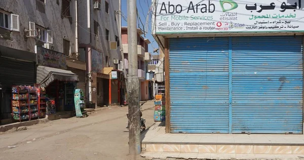 Edfu, Mısır, Afrika, Temmuz 23, 2022 Edfu şehrinin manzarası ve tanrı Horus 'un tapınağı.