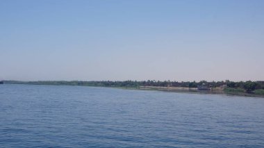 Edfu 'dan Kom Ombo' ya giden bir gemiden Nil nehrinin manzarası