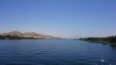 Edfu 'dan Kom Ombo' ya giden bir gemiden Nil nehrinin manzarası