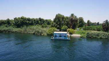 Edfu 'dan Kom Ombo' ya giden bir gemiden Nil nehrinin manzarası