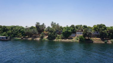 Edfu 'dan Kom Ombo' ya giden bir gemiden Nil nehrinin manzarası