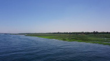 Edfu 'dan Kom Ombo' ya giden bir gemiden Nil nehrinin manzarası