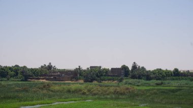 Edfu 'dan Kom Ombo' ya giden bir gemiden Nil nehrinin manzarası