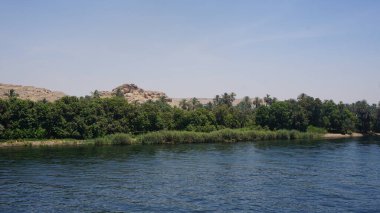 Edfu 'dan Kom Ombo' ya giden bir gemiden Nil nehrinin manzarası