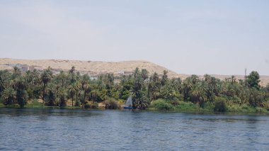 Edfu 'dan Kom Ombo' ya giden bir gemiden Nil nehrinin manzarası
