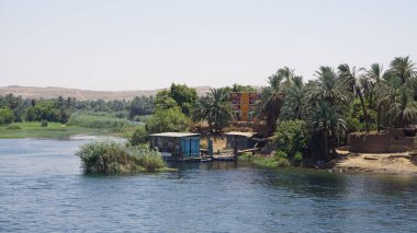 Edfu 'dan Kom Ombo' ya giden bir gemiden Nil nehrinin manzarası