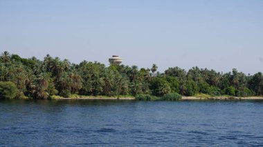 Edfu 'dan Kom Ombo' ya giden bir gemiden Nil nehrinin manzarası