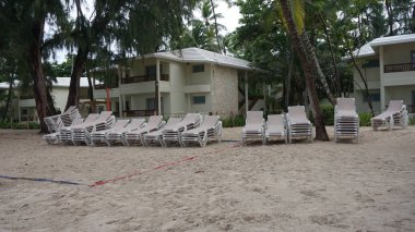 Punta Cana, Dominik Cumhuriyeti, 22 Ağustos 2023: Dominik Cumhuriyeti 'ndeki Punta Cana sahillerine tropik fırtına Franklin' in gelişi için toplanan hamaklar.