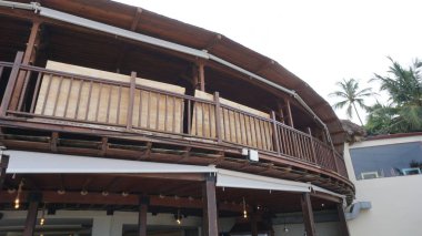 Punta Cana, Dominik Cumhuriyeti, 22 Ağustos 2023: Tropik fırtına franklin Punta Cana sahiline gelmeden önce restoranları ahşap panellerle korumak.