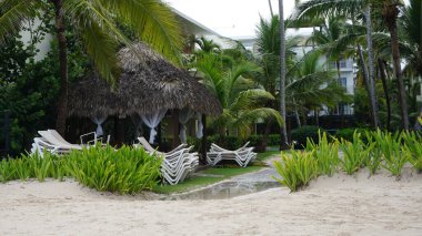 Punta Cana, Dominik Cumhuriyeti, 22 Ağustos 2023: Dominik Cumhuriyeti 'ndeki Punta Cana sahillerine tropik fırtına Franklin' in gelişi için toplanan hamaklar.