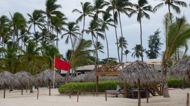 Punta Cana, Dominik Cumhuriyeti, 22 Ağustos 2023: Tropik fırtına Franlin 'in gelişi nedeniyle Punta Cana Sahili' nde kırmızı bayraklar ve tehlike işaretleri