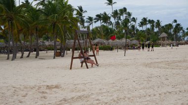 Punta Cana, Dominik Cumhuriyeti, 22 Ağustos 2023: Punta Cana Plajı, Playa Bavaro, Tropikal Franklin 'in gelişiyle yarı ıssız.