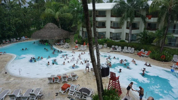 多米尼加共和国 卡纳角 2023年8月23日 热带风暴期间的度假池泡沫派对 — 图库照片