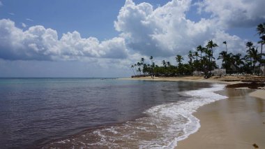 Uvero Alto, Punta Cana, Dominik Cumhuriyeti 'nde egzotik bir Karayip plajının manzarası