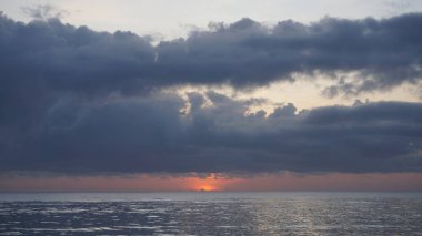 29 Ağustos 2023 'te Uvero Alto, Punta Cana, Dominik Cumhuriyeti' nde bir Karayip sahilinde güzel bir gün doğumu.