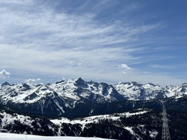 Pazar günü güneşli bir günde Baqueira Beret kayak merkezinde kayak manzarası