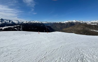 Pazar günü güneşli bir günde Baqueira Beret kayak merkezinde kayak manzarası