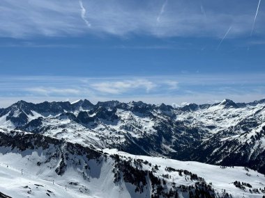 Pazar günü güneşli bir günde Baqueira Beret kayak merkezinde kayak manzarası