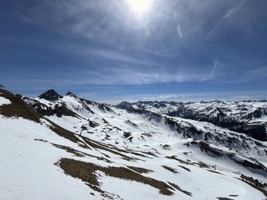 Pazar günü güneşli bir günde Baqueira Beret kayak merkezinde kayak manzarası