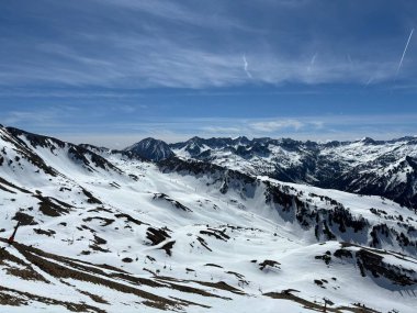 Pazar günü güneşli bir günde Baqueira Beret kayak merkezinde kayak manzarası