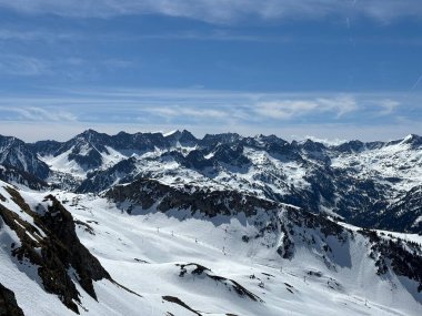 Pazar günü güneşli bir günde Baqueira Beret kayak merkezinde kayak manzarası