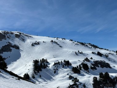 Pazar günü güneşli bir günde Baqueira Beret kayak merkezinde kayak manzarası
