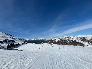 Pazar günü güneşli bir günde Baqueira Beret kayak merkezinde kayak manzarası