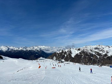 Pazar günü güneşli bir günde Baqueira Beret kayak merkezinde kayak manzarası