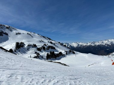 Pazar günü güneşli bir günde Baqueira Beret kayak merkezinde kayak manzarası