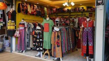 Chiang Rai, Tayland, 20 Şubat 2024: Chiang Rai 'de bir turist dükkanında tipik Tayland giysileri