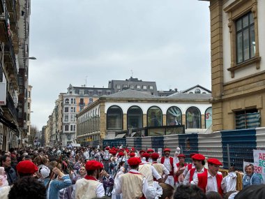 Donostia San Sebastian, Bask Ülkesi, İspanya, 4 Şubat 2024: Donostia San Sebastian 'ın eski bölümünde inudes dansı kutlaması