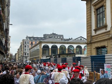 Donostia San Sebastian, Bask Ülkesi, İspanya, 4 Şubat 2024: Donostia San Sebastian 'ın eski bölümünde inudes dansı kutlaması