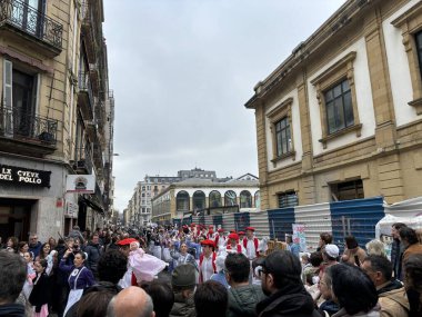 Donostia San Sebastian, Bask Ülkesi, İspanya, 4 Şubat 2024: Donostia San Sebastian 'ın eski bölümünde inudes dansı kutlaması