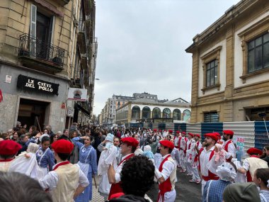 Donostia San Sebastian, Bask Ülkesi, İspanya, 4 Şubat 2024: Donostia San Sebastian 'ın eski bölümünde inudes dansı kutlaması