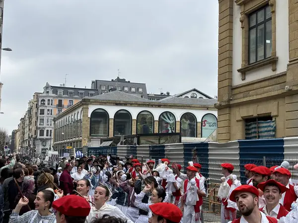 Donostia San Sebastian, Bask Ülkesi, İspanya, 4 Şubat 2024: Donostia San Sebastian 'ın eski bölümünde inudes dansı kutlaması