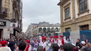 Donostia San Sebastian, Bask Ülkesi, İspanya, 4 Şubat 2024: Donostia San Sebastian 'ın eski bölümünde inudes dansı kutlaması
