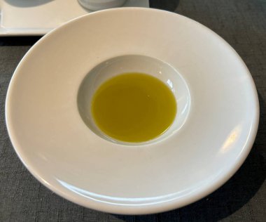 Gastronomik bir restoranda sebze kremi.