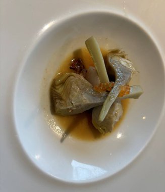 Gastronomik bir restoranda enginar tabağı.