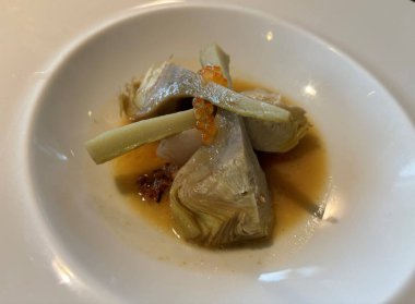 Gastronomik bir restoranda enginar tabağı.