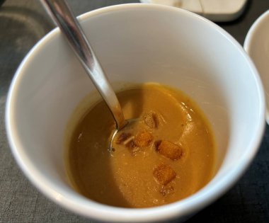 Salmorejo beyaz bir fincanda