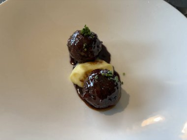 Beyaz tabakta iki köfte.